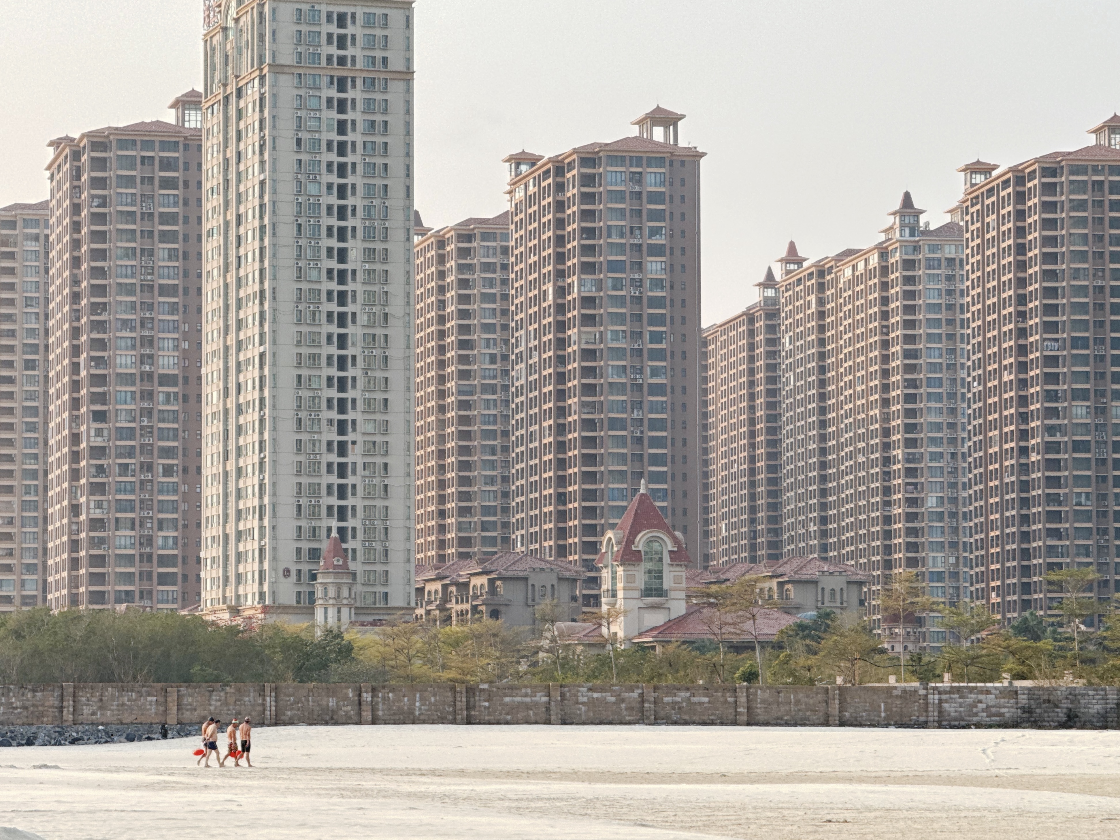 几位刚游泳归来的老同志