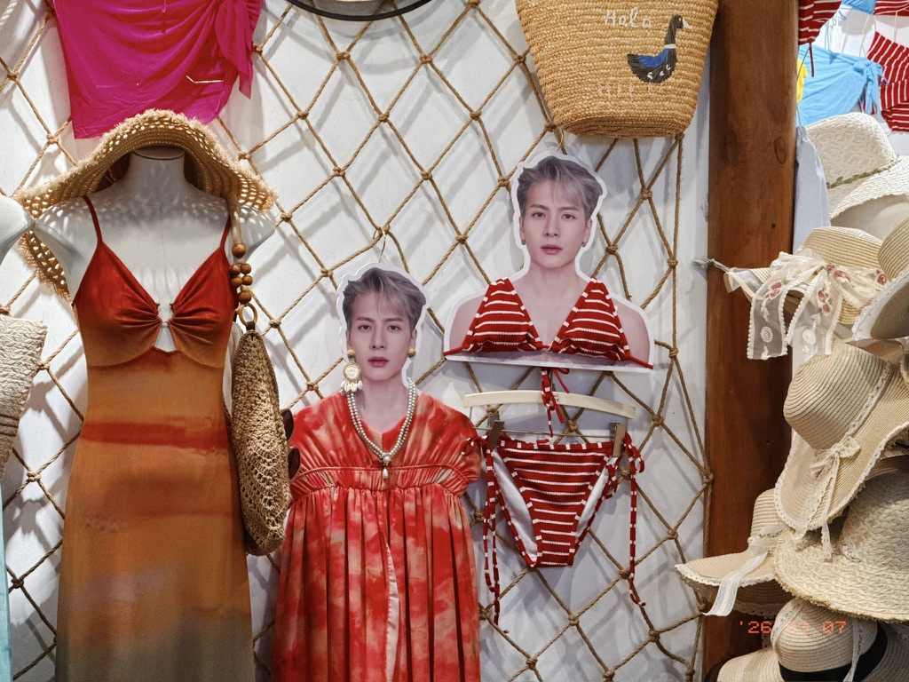 在一家店里看到了王嘉尔，笑死