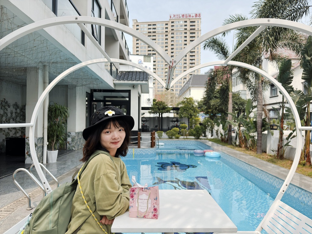 次日的游泳池已经放满了水，不过我们马上要离开了