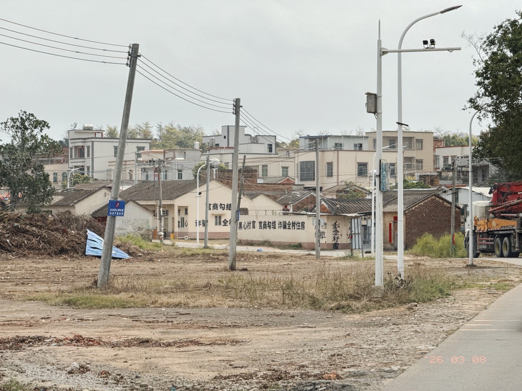 一进赤坎，就看到屋子上的大黑字