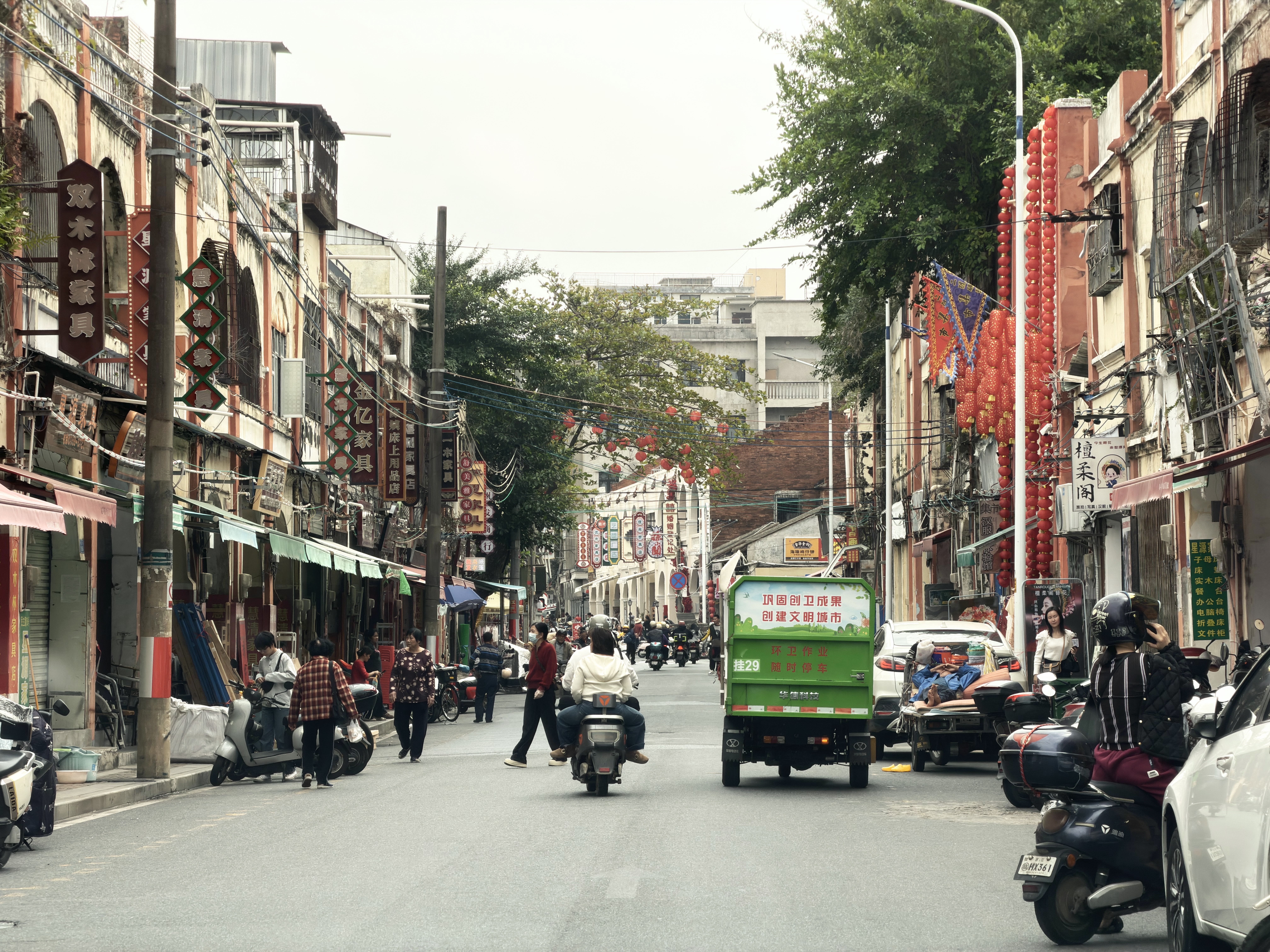 赤坎老街民主路这一段全都是家具店