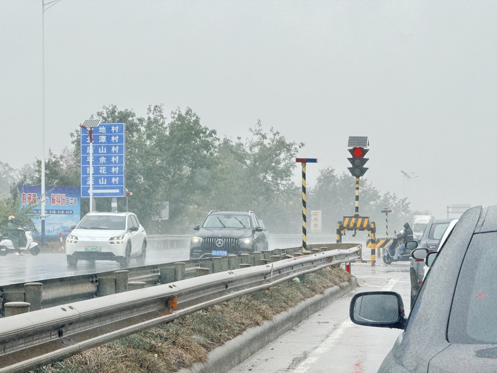下雨啦，这一个路口好多村子