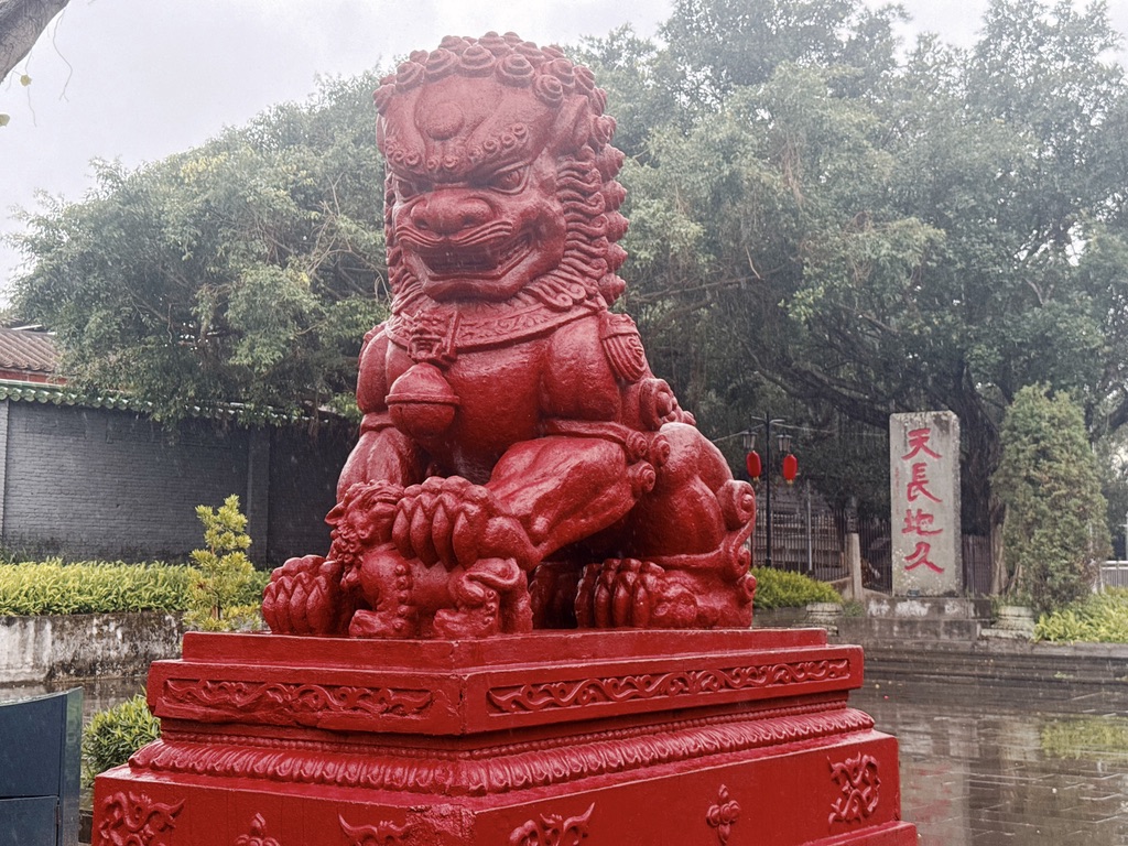 被漆成血红色的石狮子