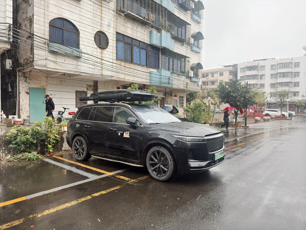 大大的理想停在小小的停车位里