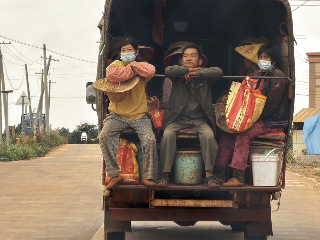 坐满了农民的货车，不出事儿就是方便