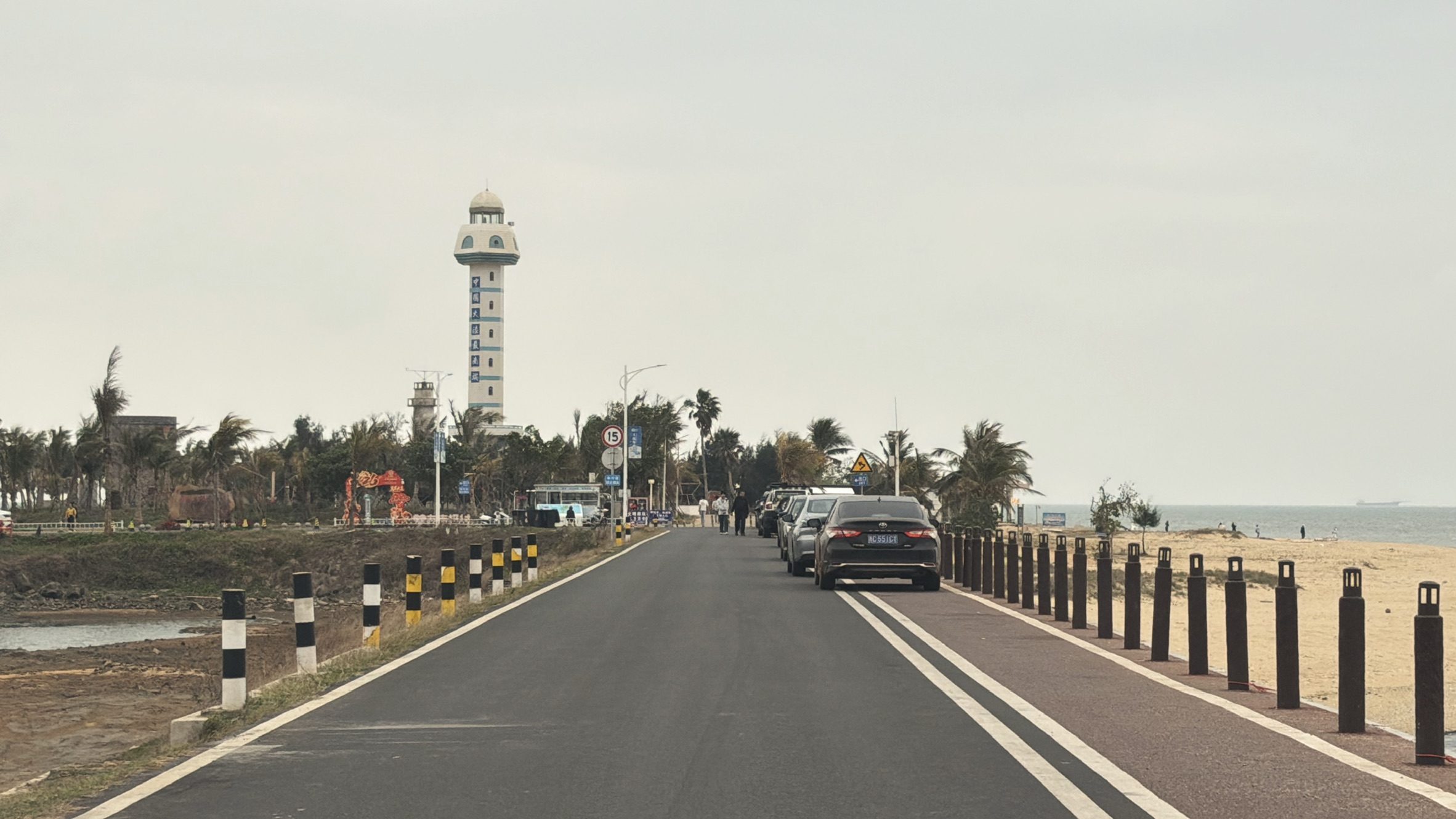 贴近海边的公路