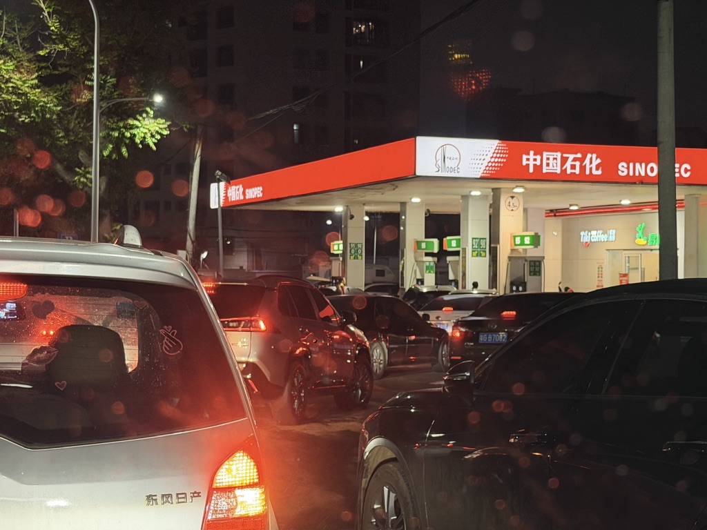 排队加油的人们