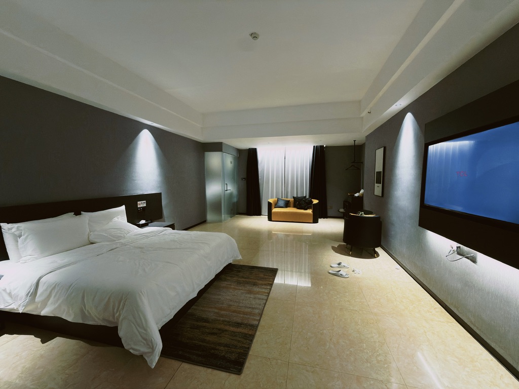 住的菠萝田园酒店条件还不错，房间巨大