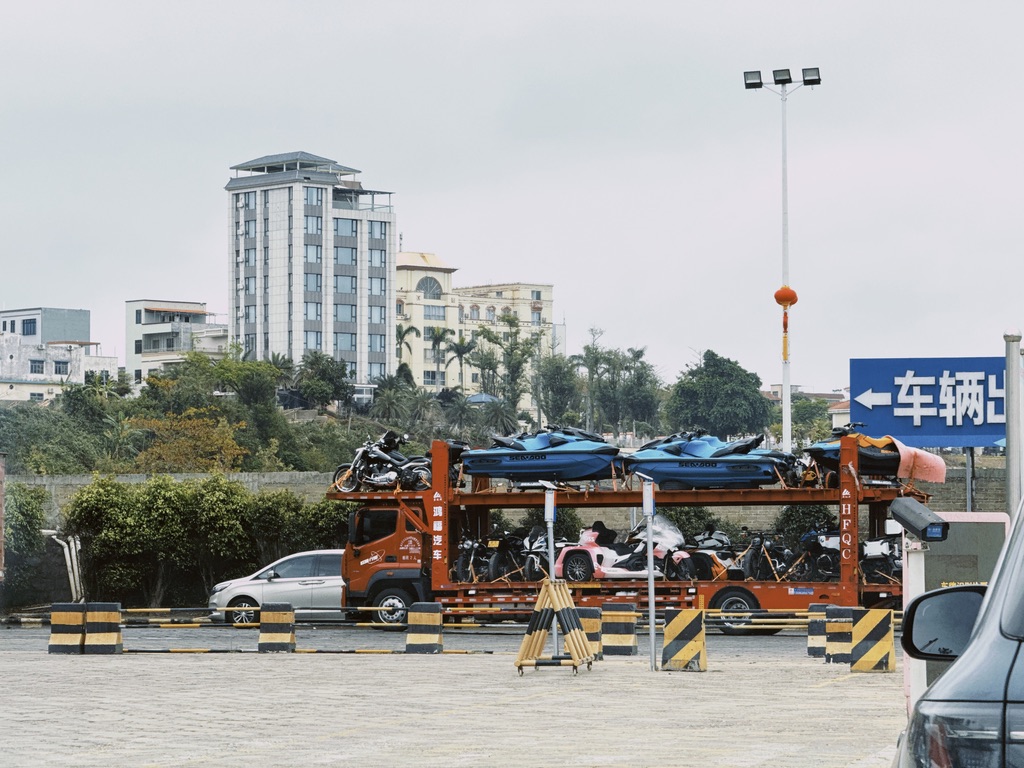 下船的大货车，据说一辆车运费要 4000 元之多