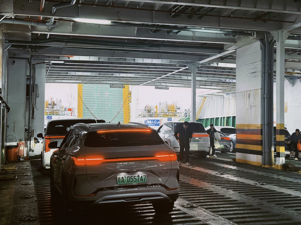 这渡轮是前后都可以登船的