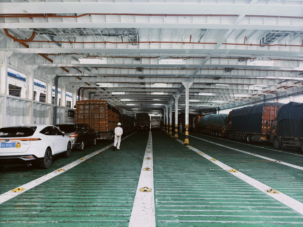 另一辆船上的大货车和油车