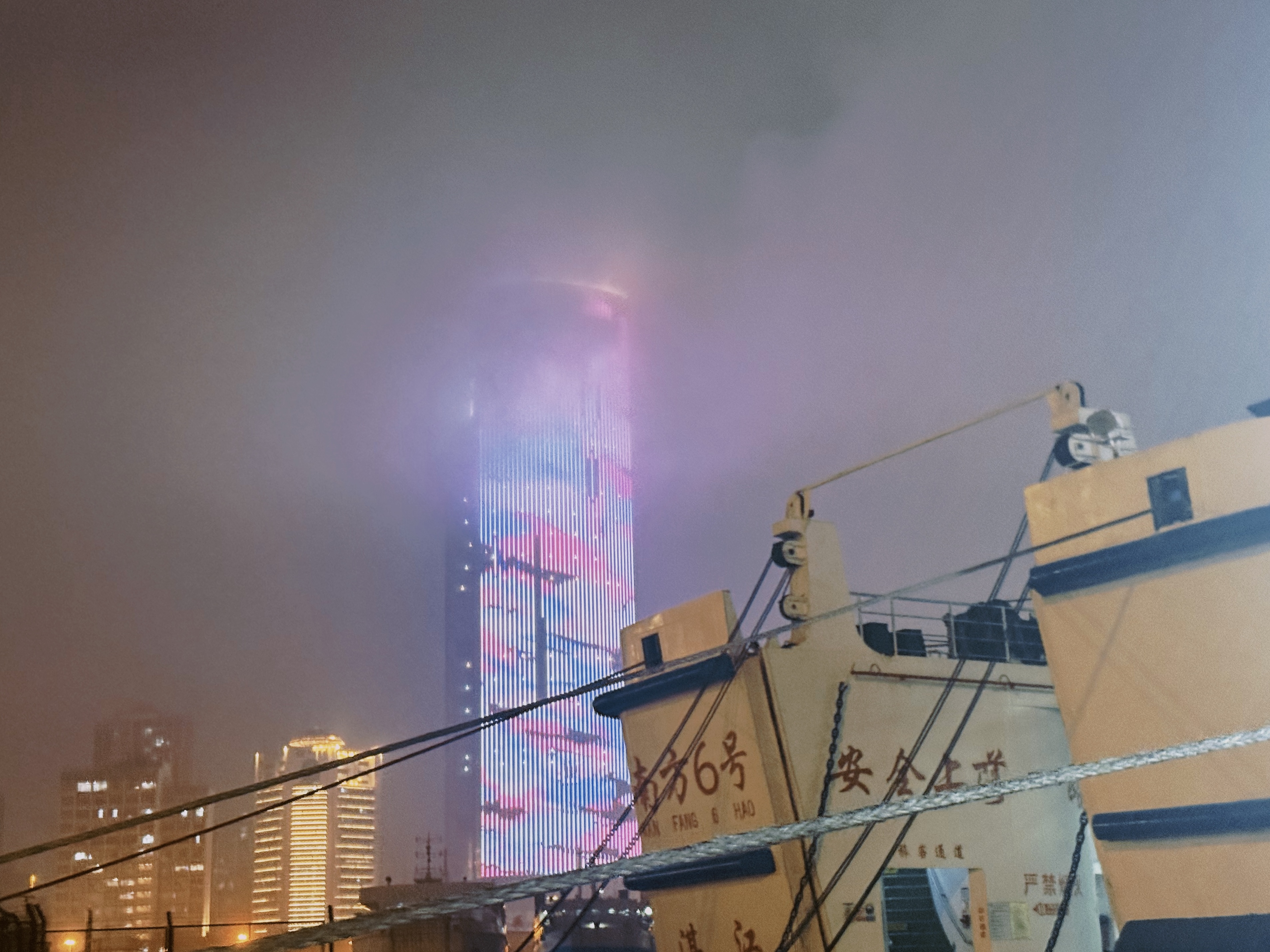 海雾蒙蒙的海口,这样的海雾,在厦门也常见到