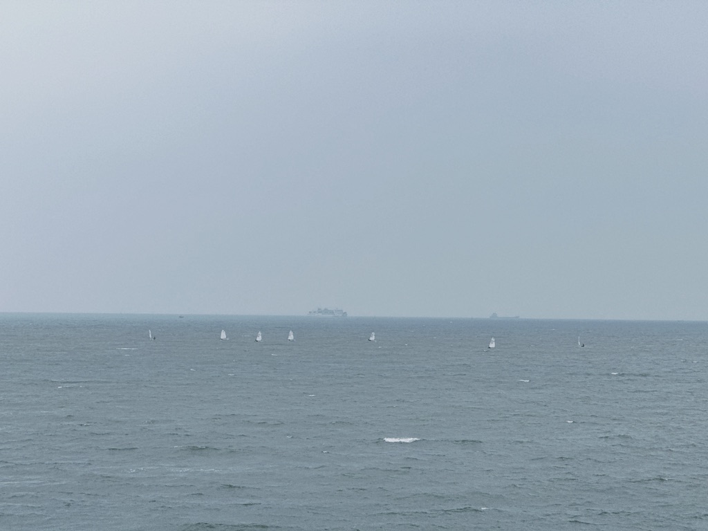 远处的海里,有人在玩帆板