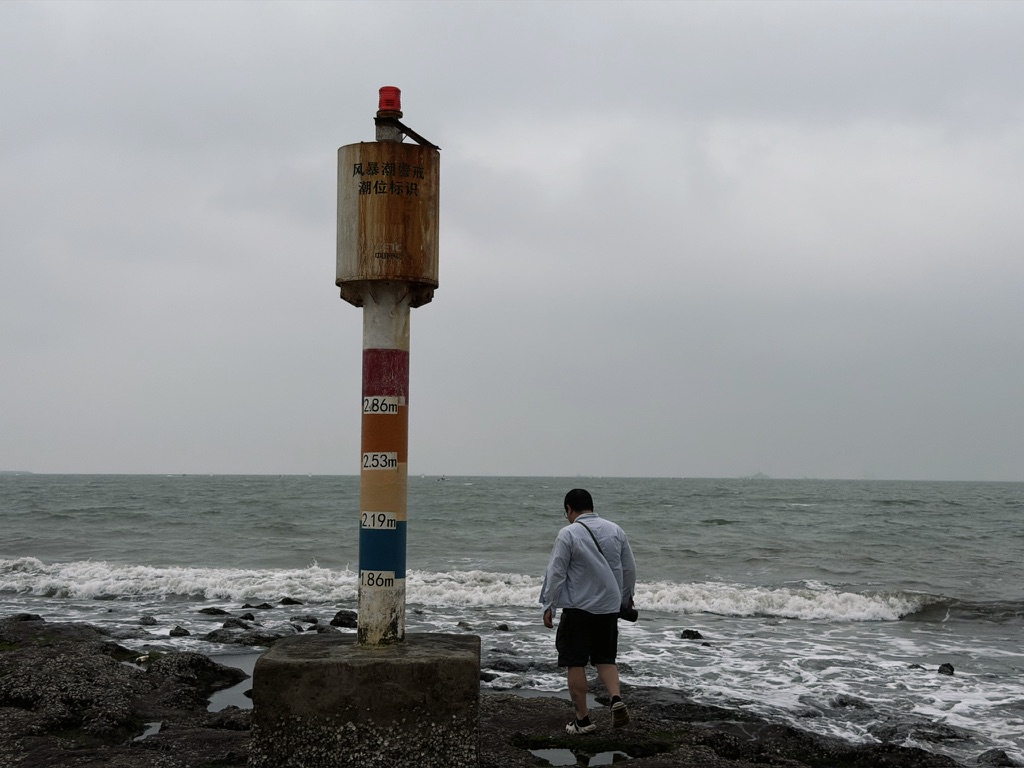 因为海边天冷,随手从车里抓出了一件恙儿的T恤,没想到穿起来还挺合身儿,于是后面几天都在穿这件T恤