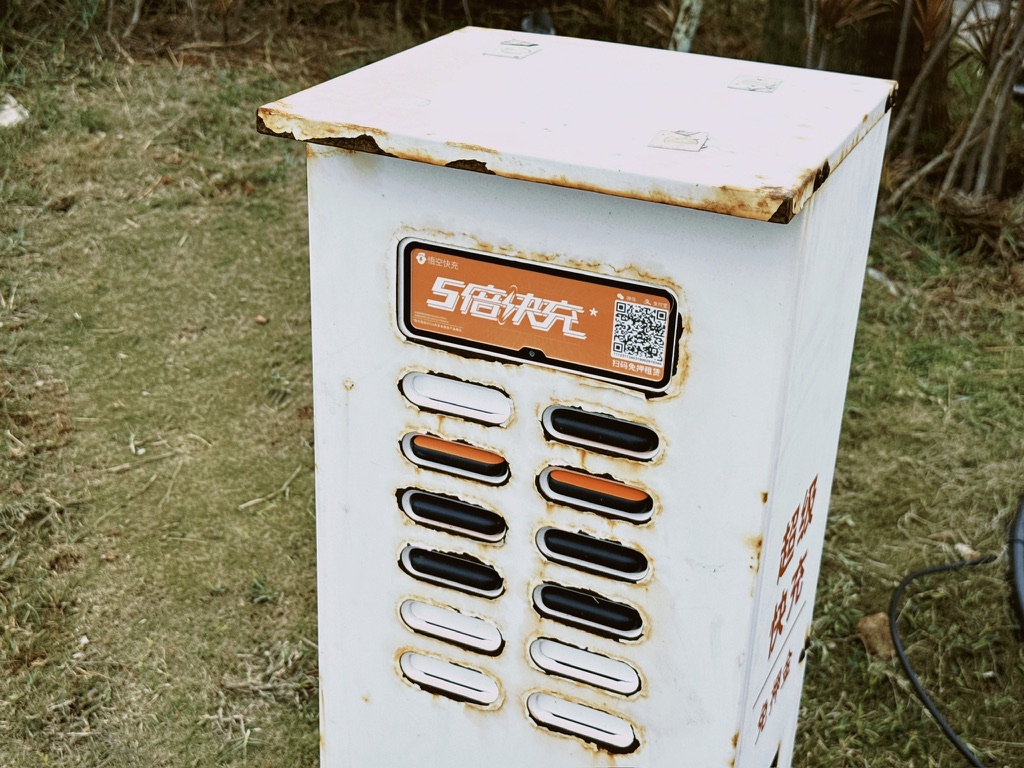 海风的侵蚀力还是很强的,停靠在海边的景区电瓶车和充电宝租赁都结上了厚厚的锈。