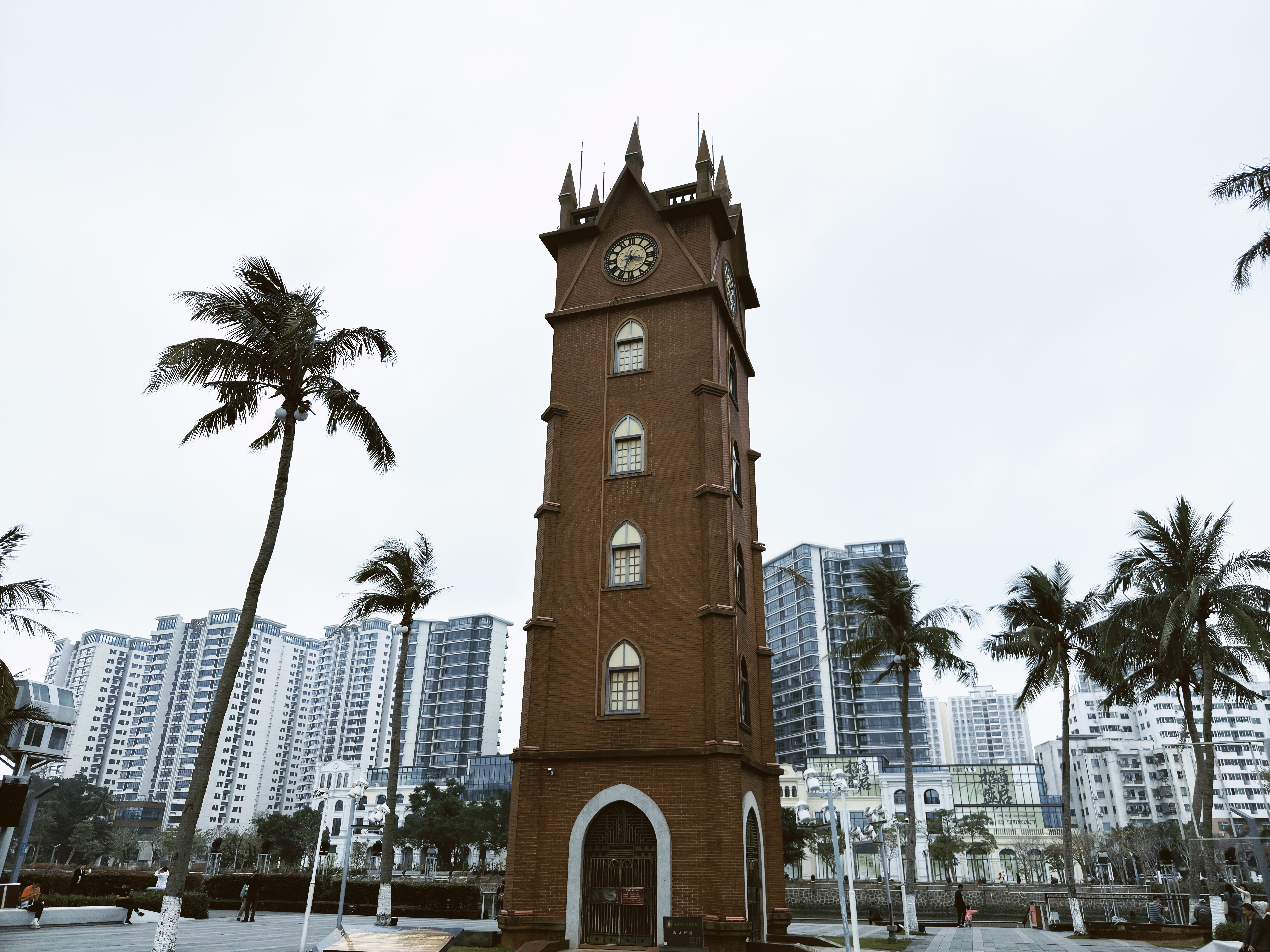 骑上我心爱的小摩托,我们先骑到了骑楼老街北面的钟楼。