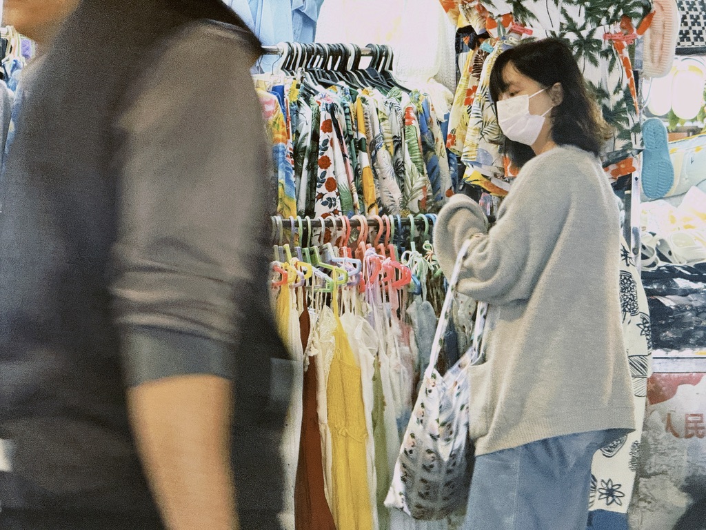 我已经吃了铁板豆腐和面筋还有馄饨,又贵又难吃,每次点了东西就坐到恙身边的餐桌边边吃边看她选衣服。