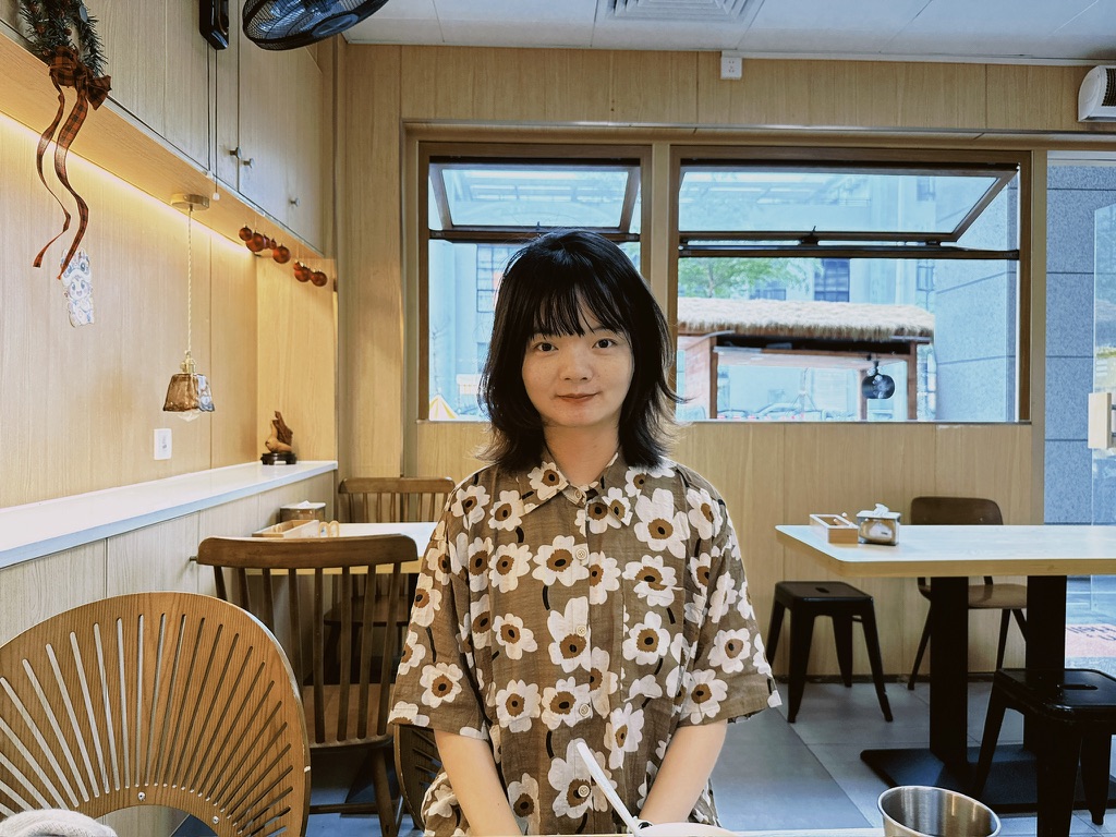 停好车,走路去附近最近的商场吃个咖喱饭。