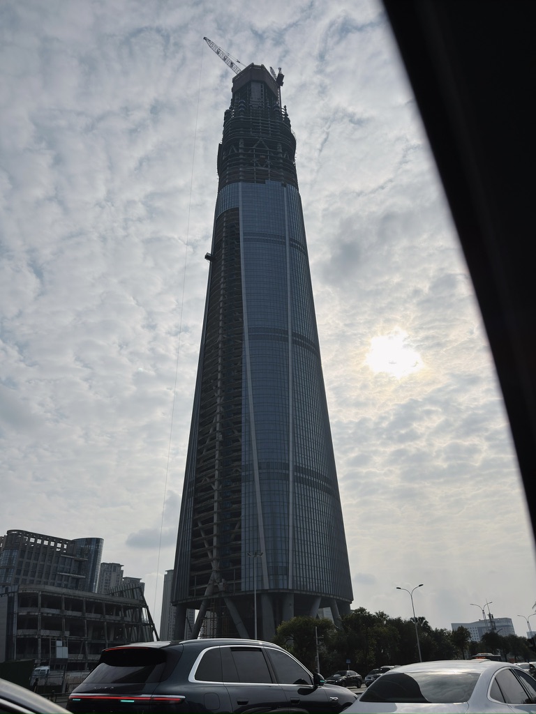 路上遇到正在修建的海南第一高楼海南中心