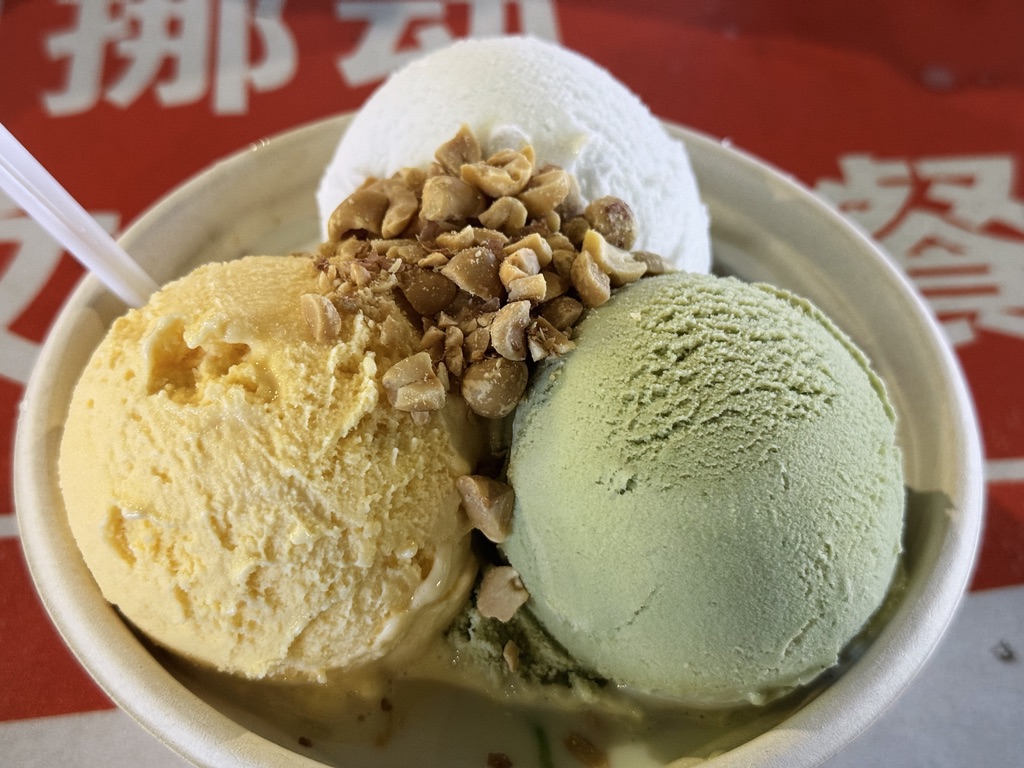 咱这次点的是冰淇淋清补凉,里面足足放了三个球,不过奶味很淡