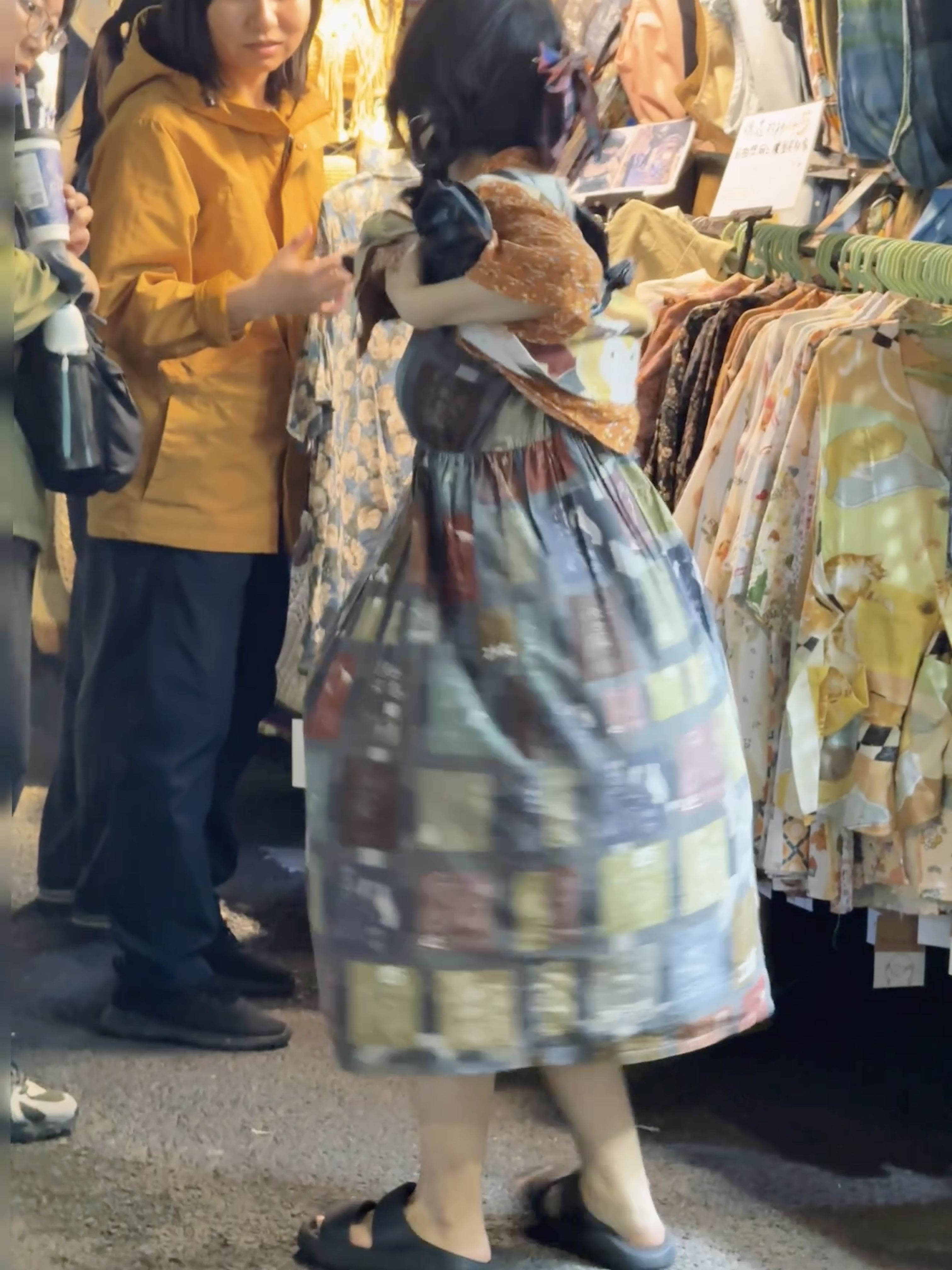 离开夜市前,看到阿咩正在给客人转圈圈展示身上的裙子(原本是 live 图)