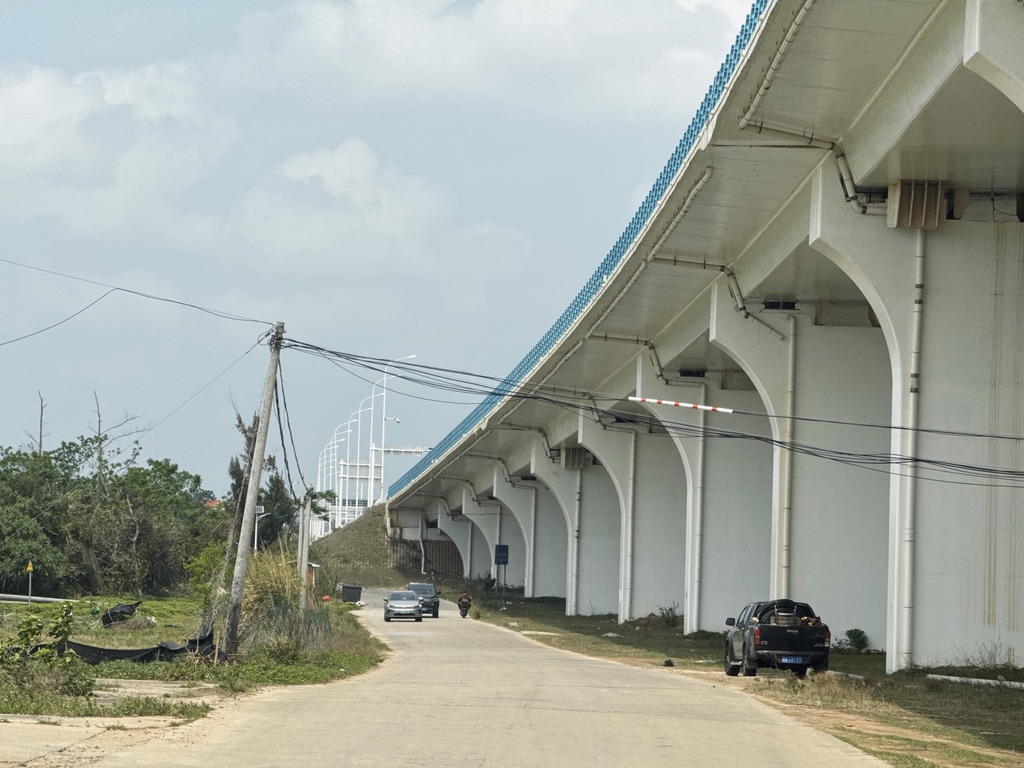 后面要从下面爬到上面的高架桥，然后走高速