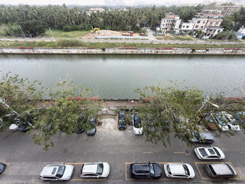 停车在酒店楼下河边