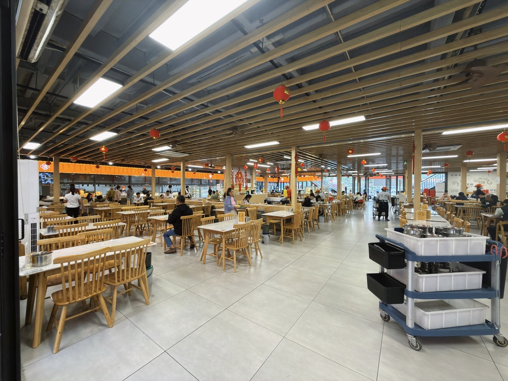 巨大的餐厅似乎是老爸茶必备的条件，即使在寸土寸金的海口骑楼老街