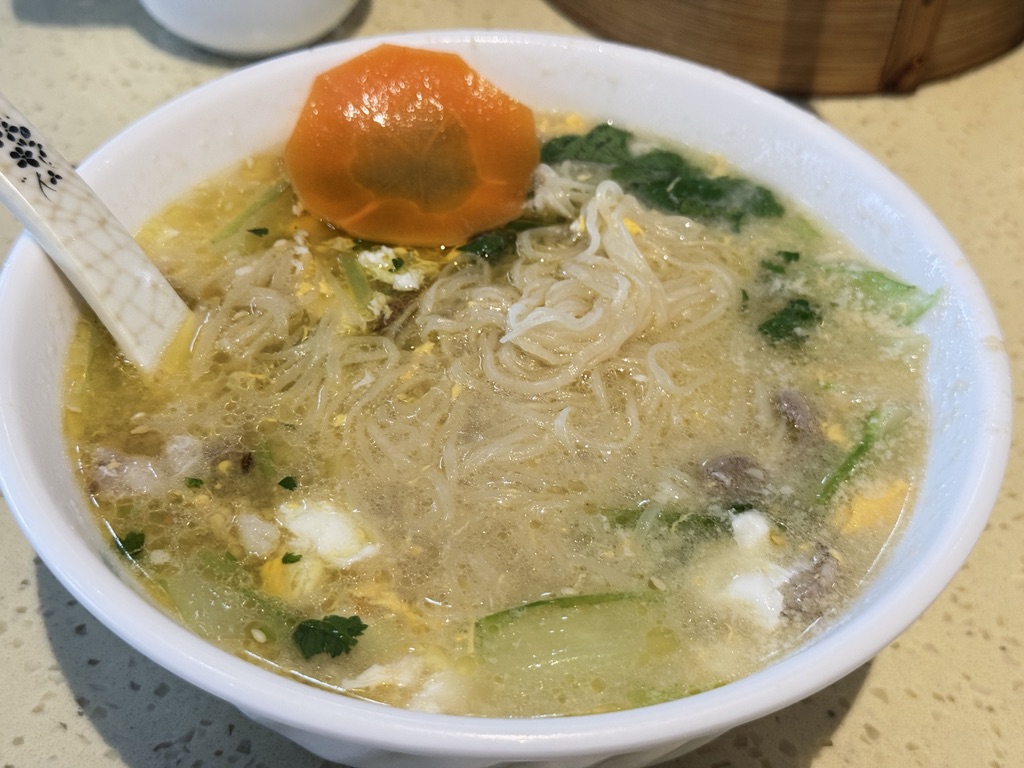 点了车仔面，还被恙儿提醒，中午可是要吃文昌鸡的，留点肚子