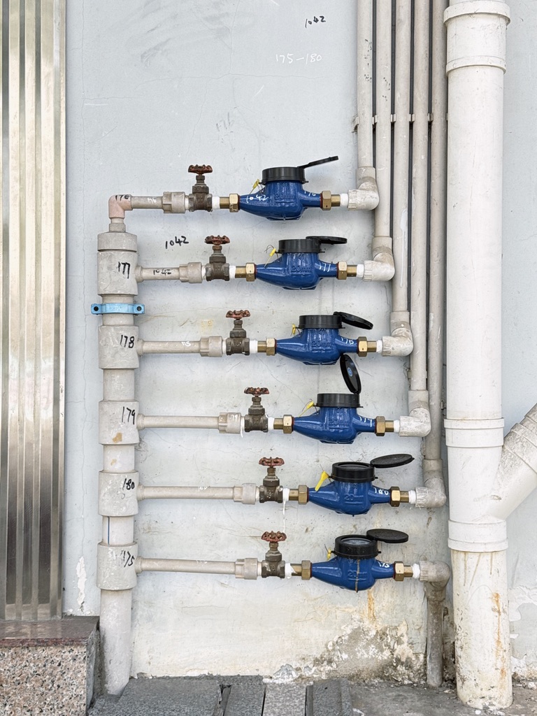 暴露在外的入室水管，感觉容易被人破坏