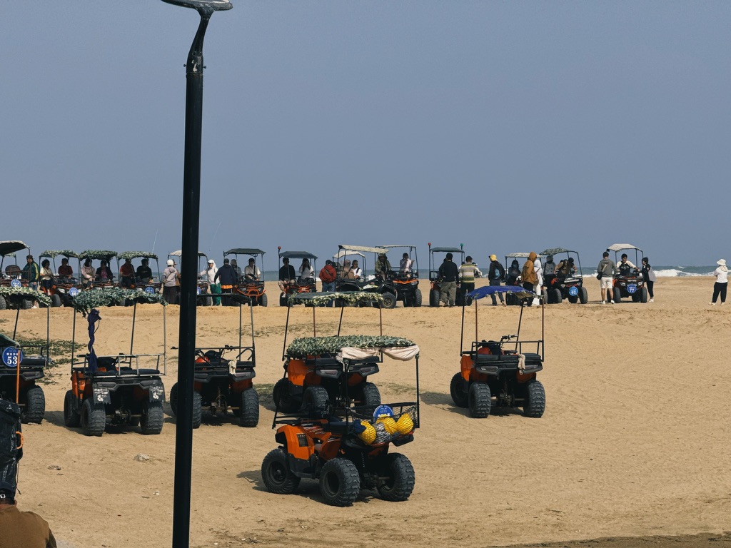 博鳌的沙滩上,全是租 ATV 的
