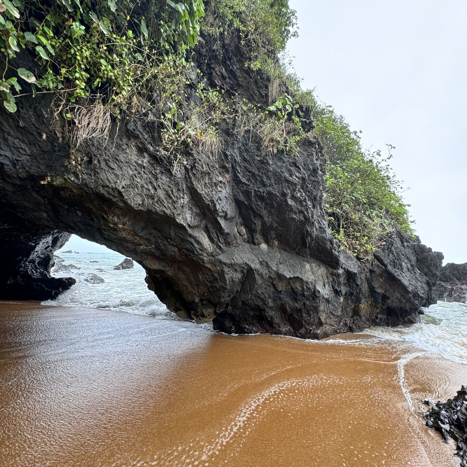 这个燕子洞平时是这样的(网图)