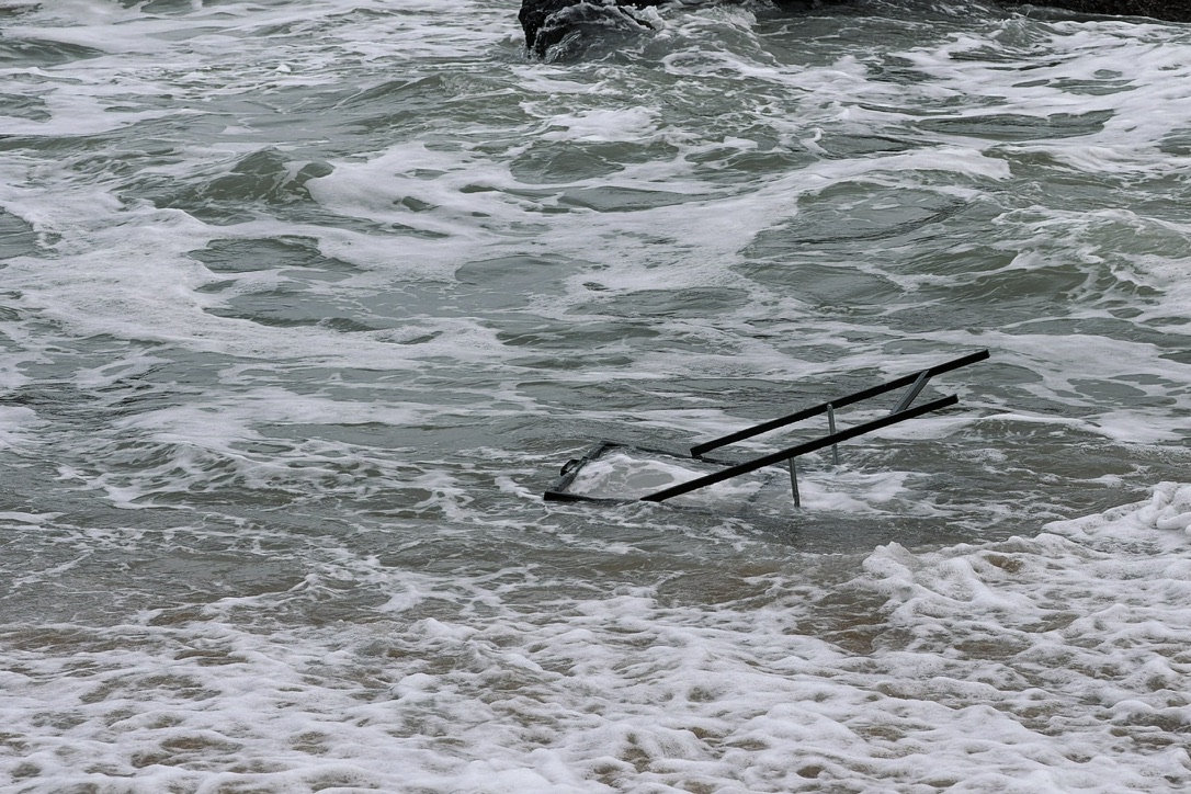 被卷走的广告牌