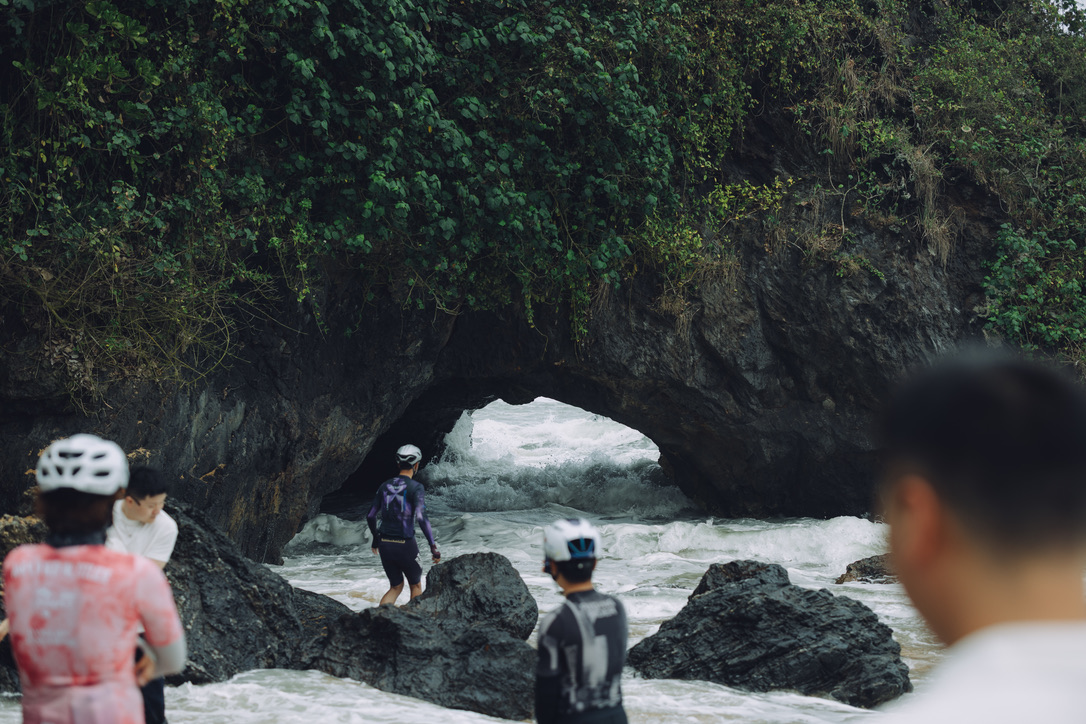 被浪冲满的燕子洞