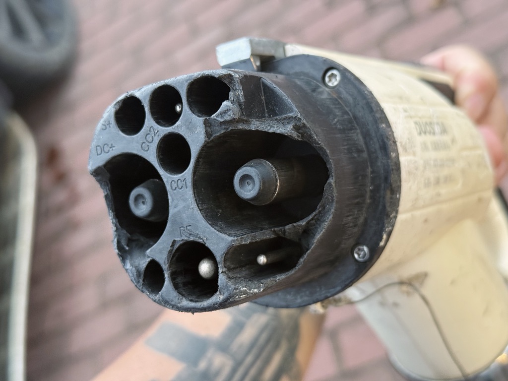 被破坏头的充电头