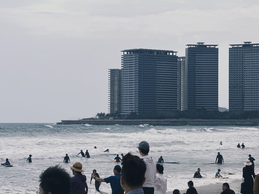 远处这座人工岛,据说是海南最大的违建