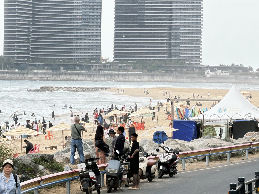 在停车场回望海滩