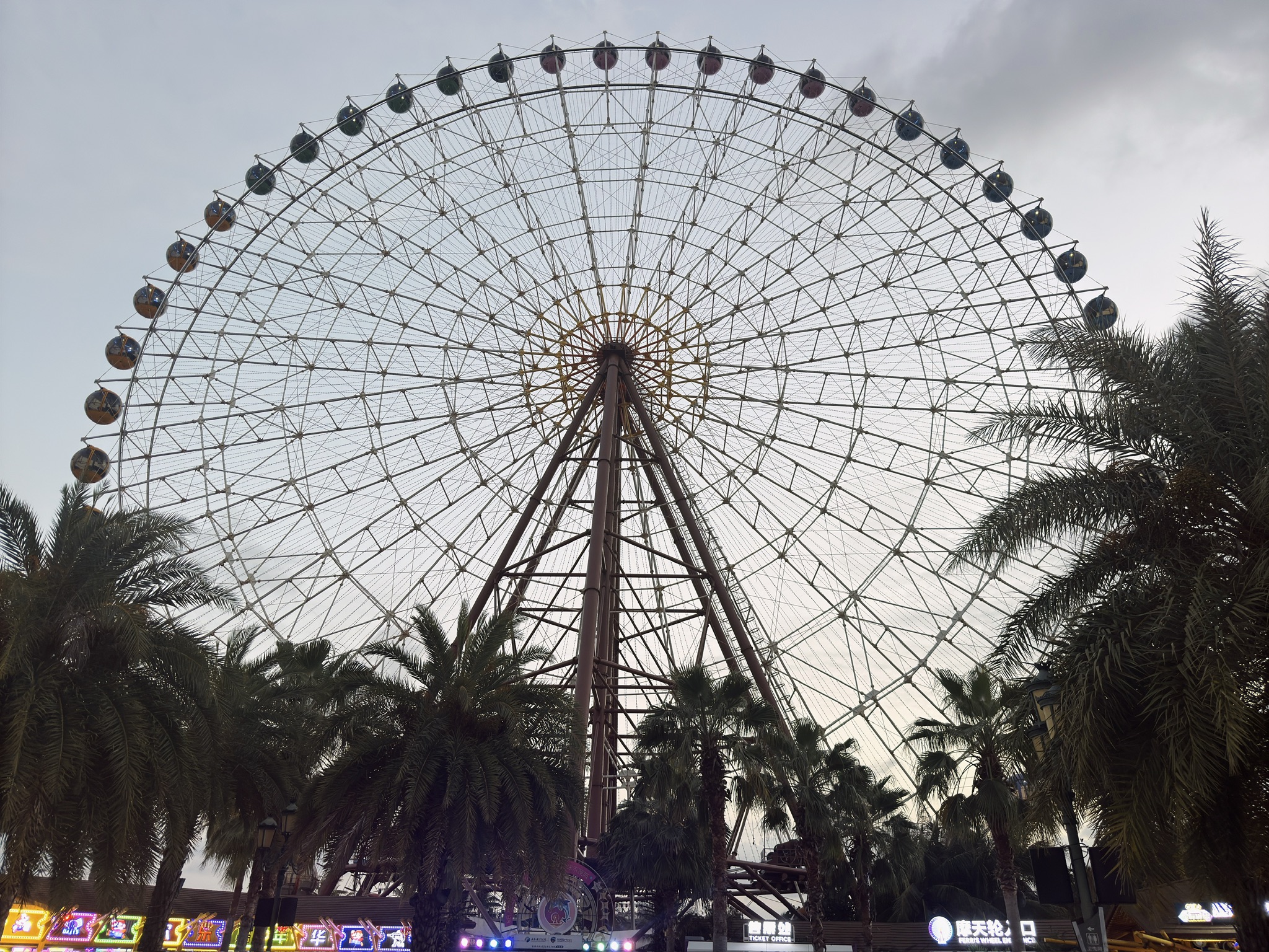 三亚之眼，刚到这里的时候，如果爬上摩天轮，还能看到落日