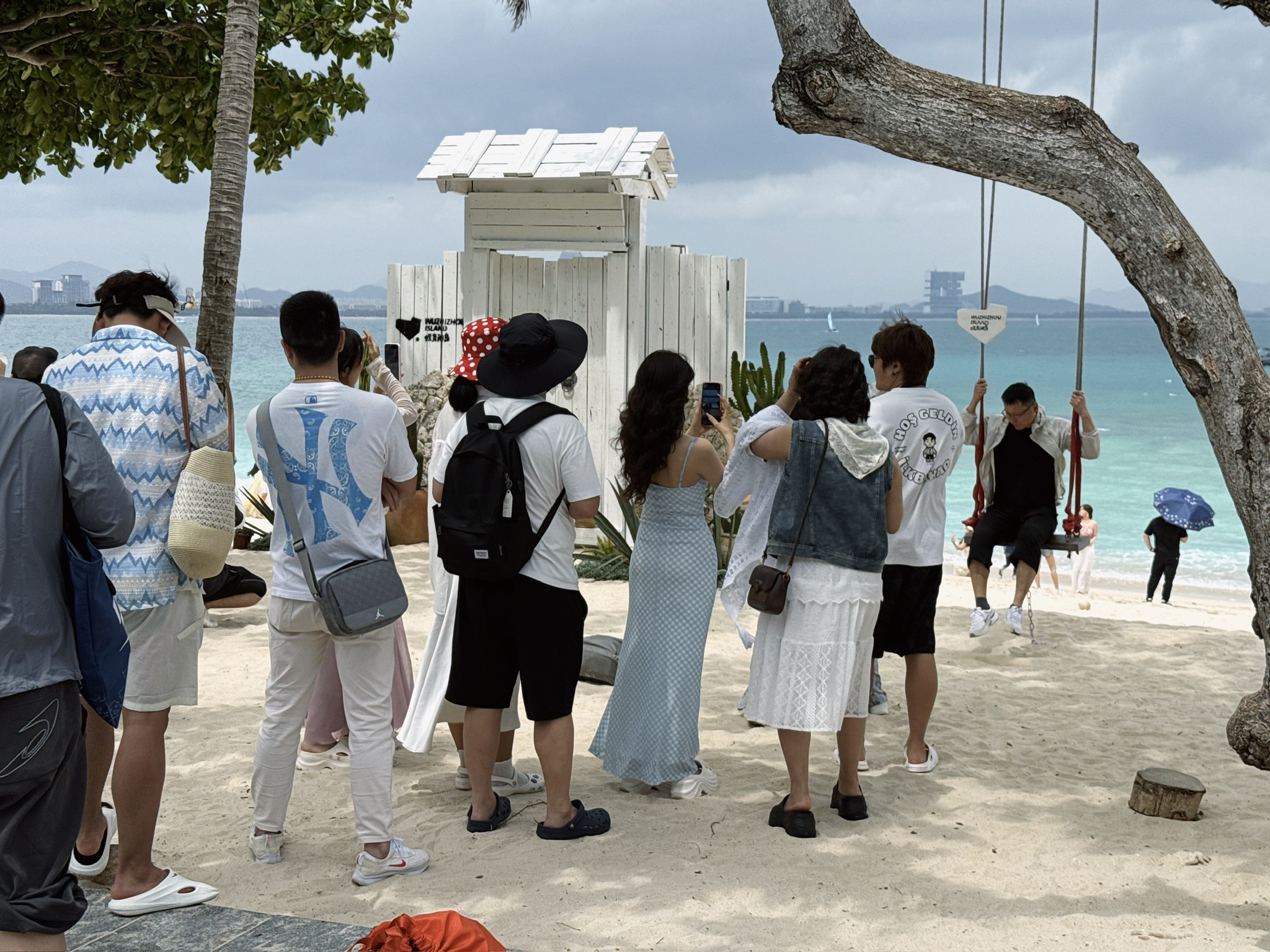 排队拍照的秋千