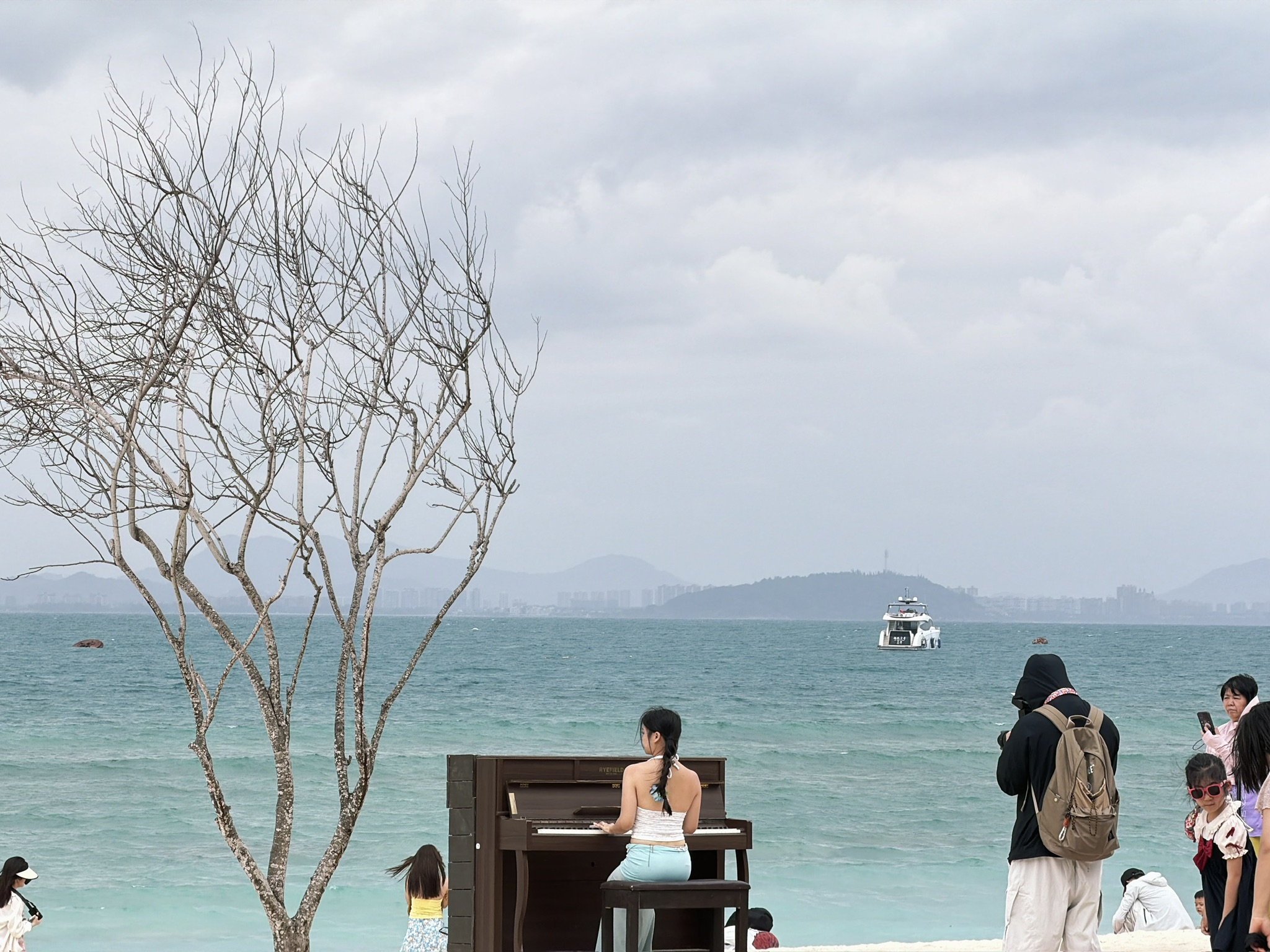 排队拍照的海边钢琴