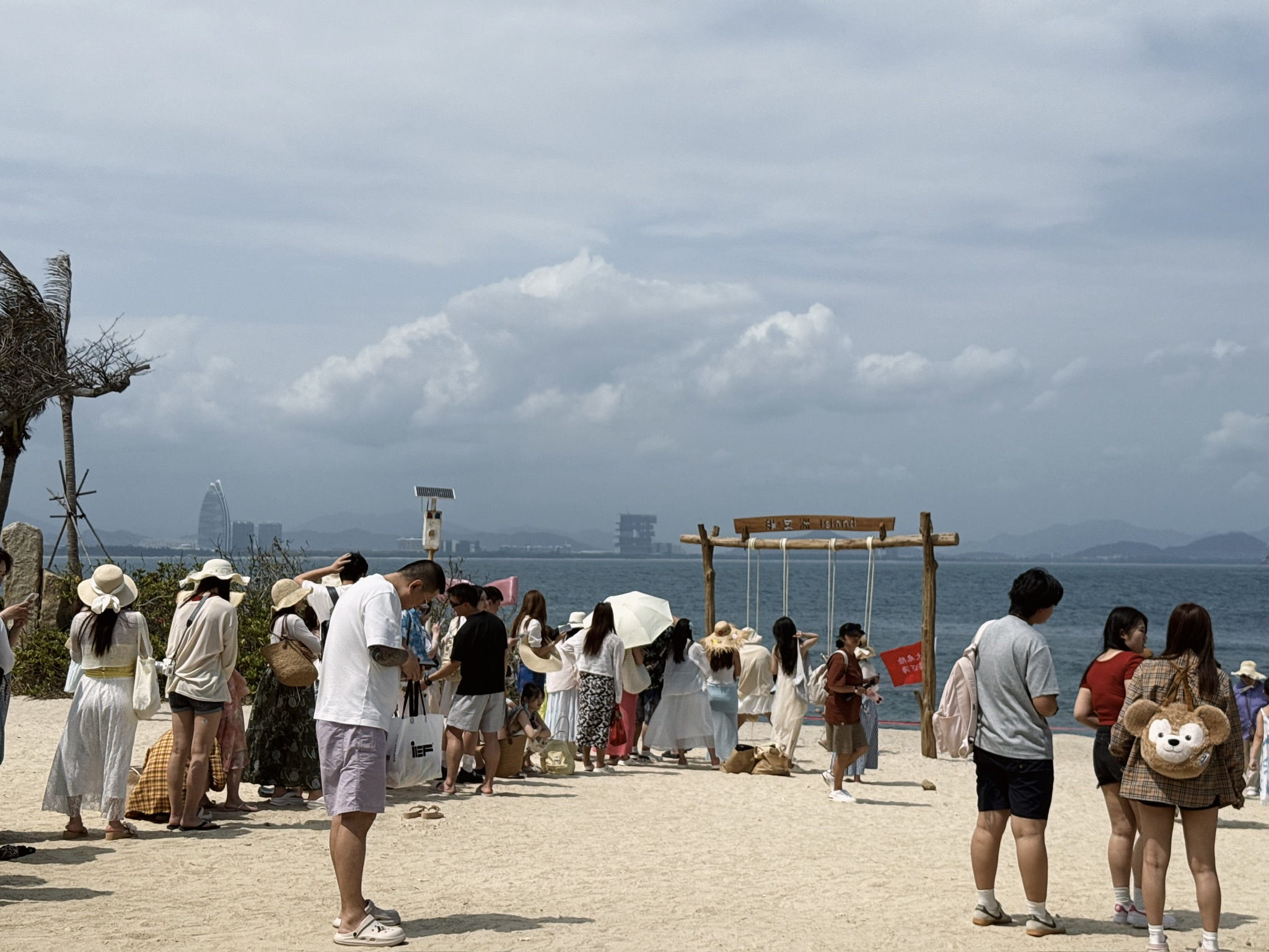 排队拍照的另一个秋千