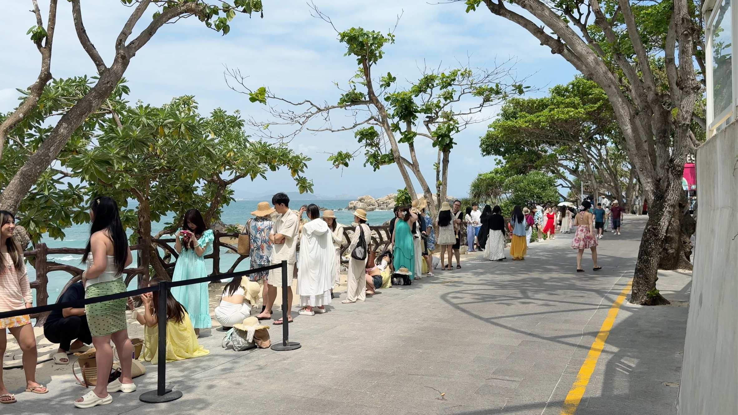 排了一个巨长的队伍拍照的凉棚子