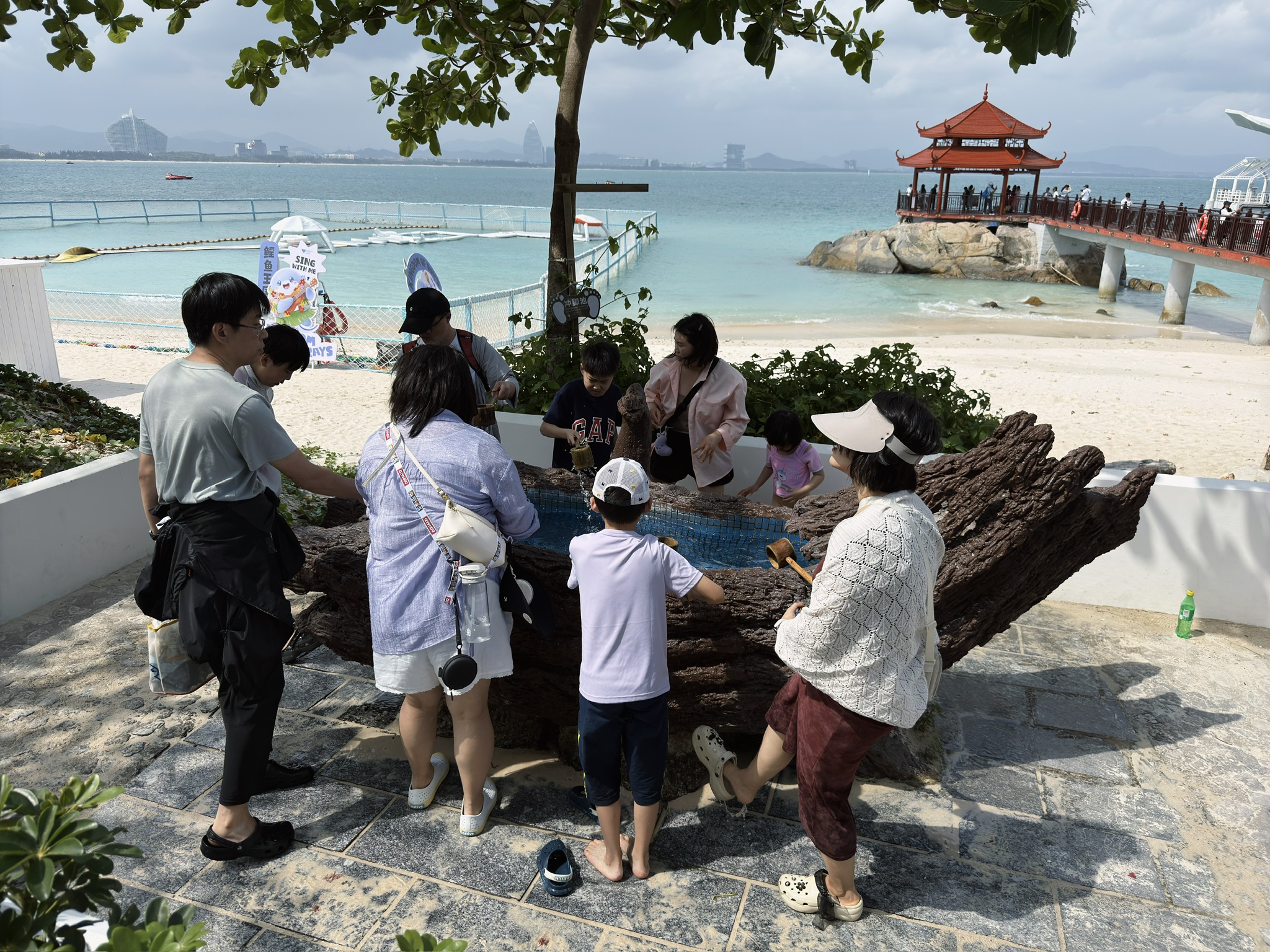 岛上的这个洗手冲脚池子，设施做得不错