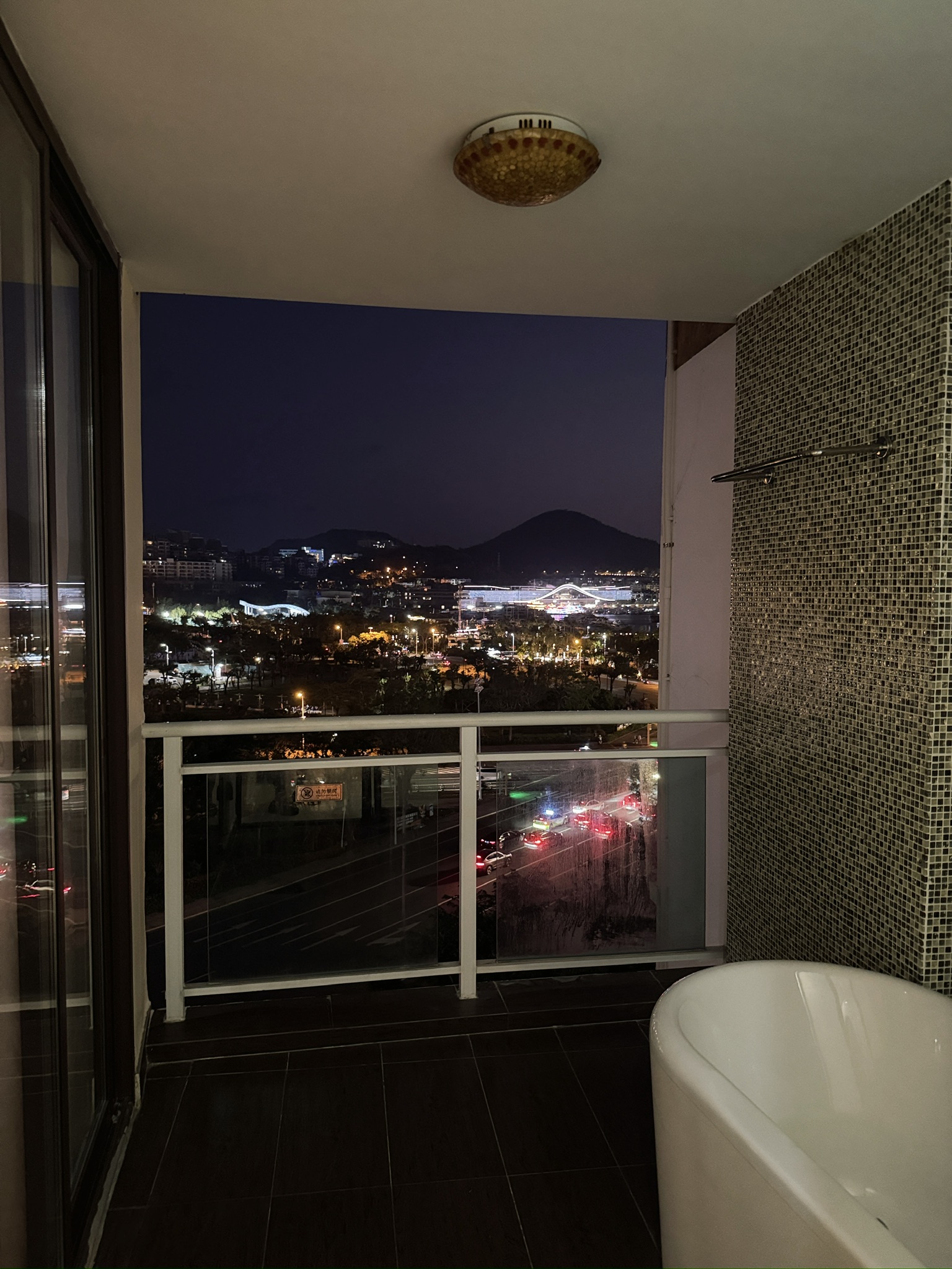 阳台上没有帘子的浴缸，远处就是三亚站