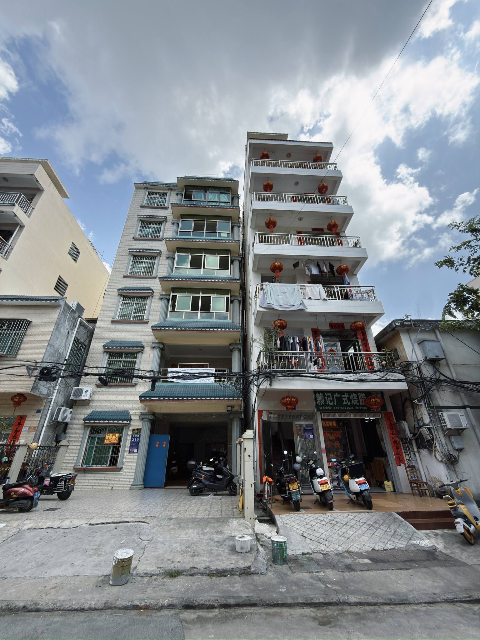 这里的居民楼都很窄，所以建得很高，也颇有当地特色