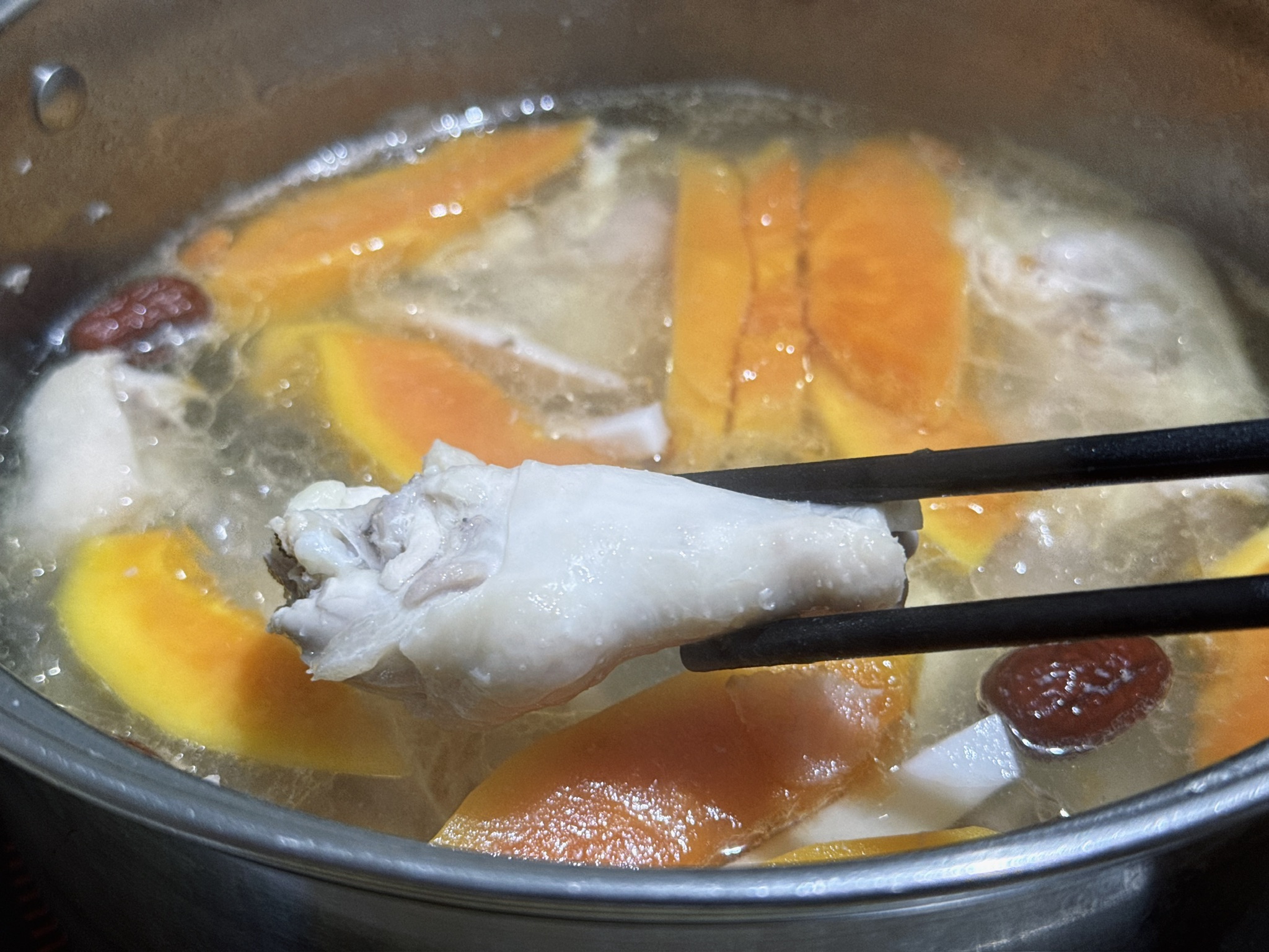 椰子鸡里加了木瓜，椰肉也是我们此前吃到的那种嫩嫩软软的椰肉，鸡肉更不必说，好吃极了