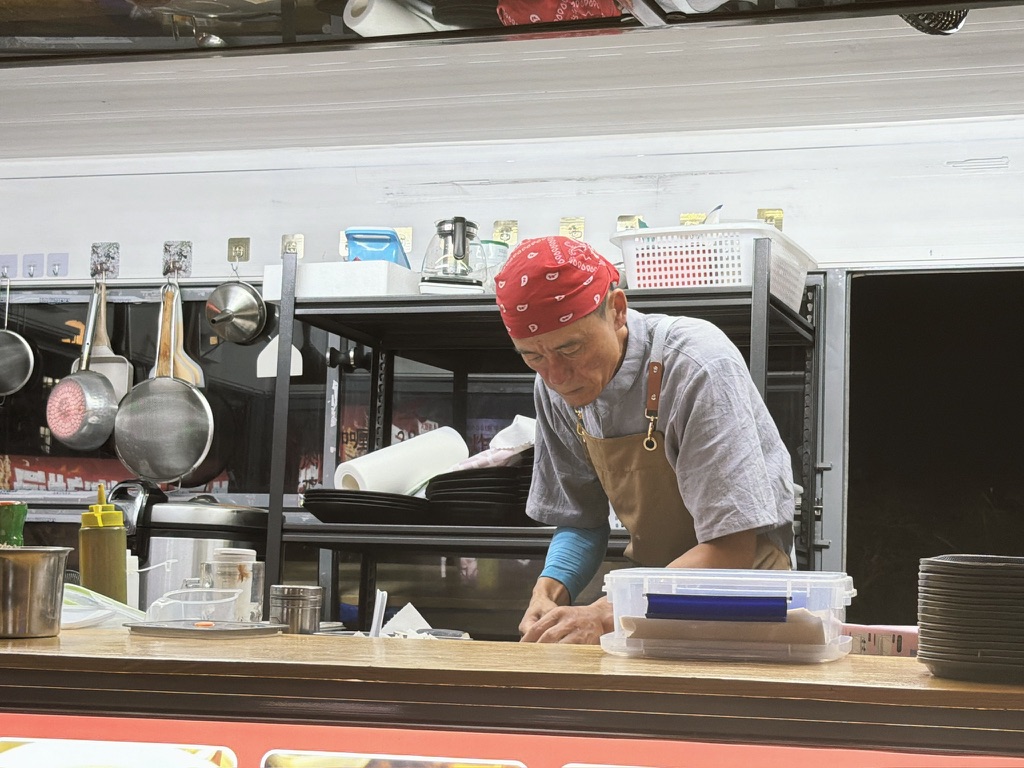 专注料理中的老板