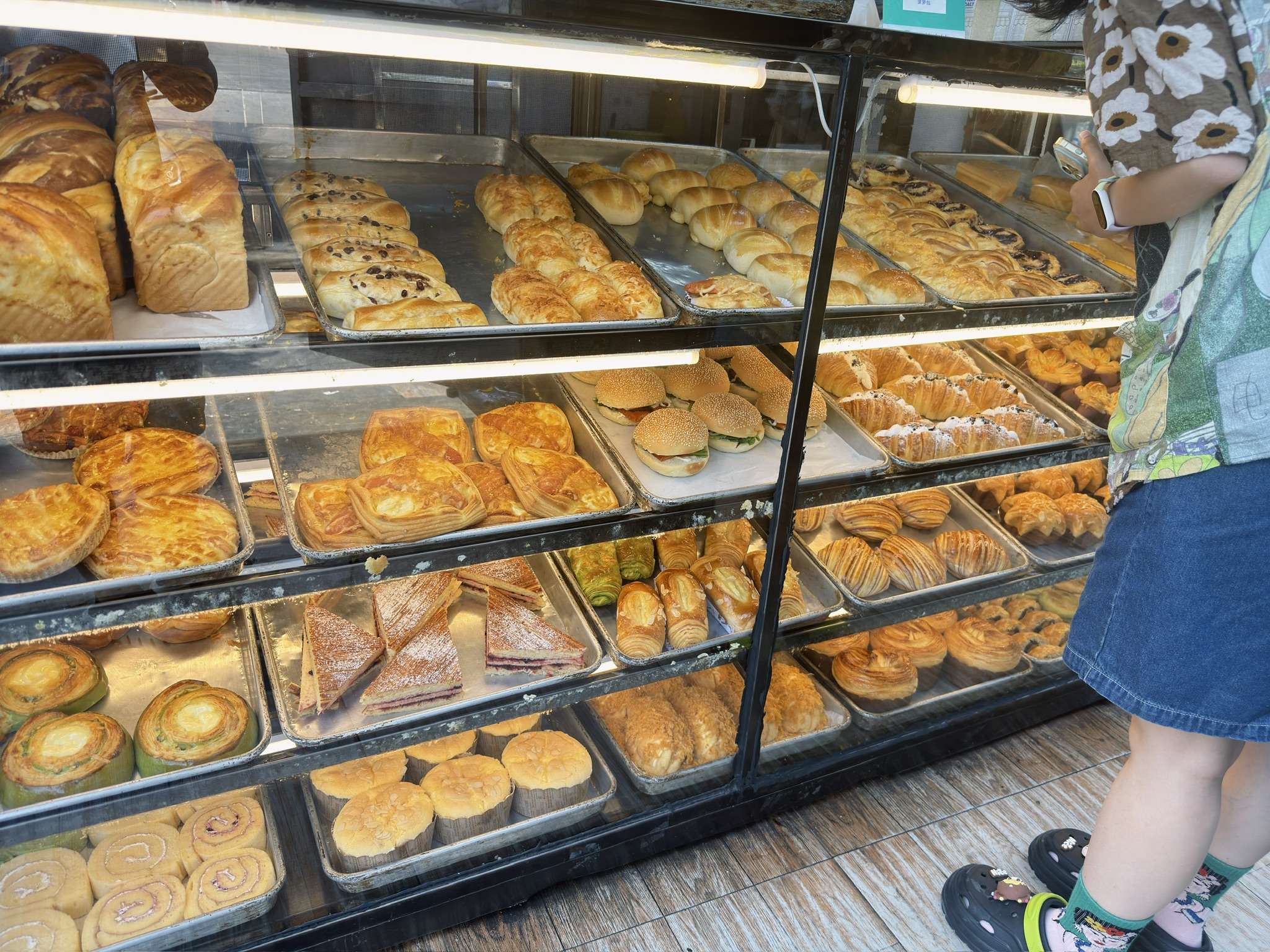 再去身后的一嘉菠萝包，买点菠萝包