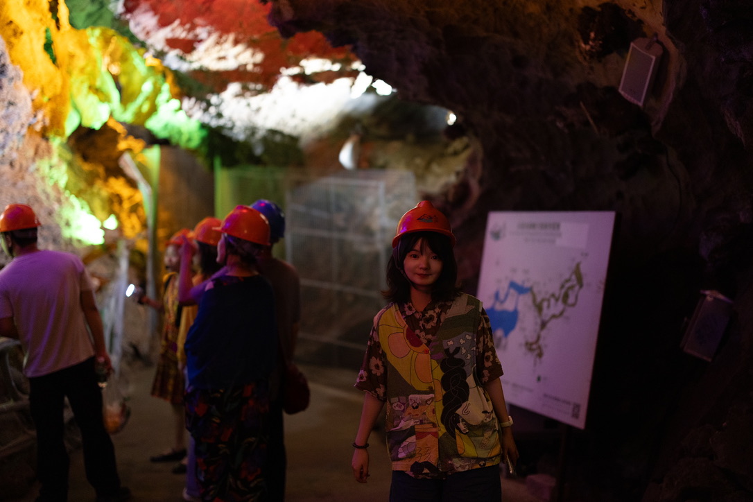 溶洞中戴着臭臭共享头盔的恙