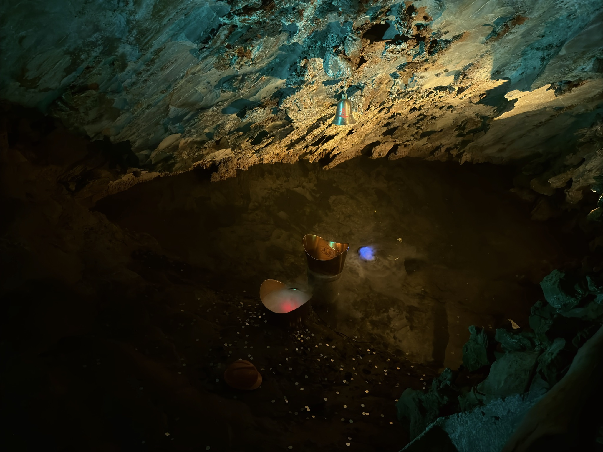 丢硬币打中铃铛,落入下面金元宝的,说明有福气,运气好。但是现如今已经很少人有硬币了。